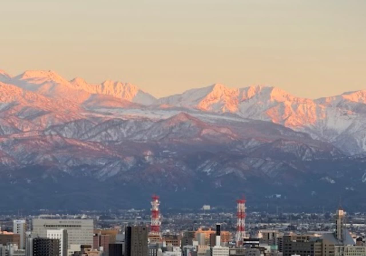 富山城市与立山连峰实景